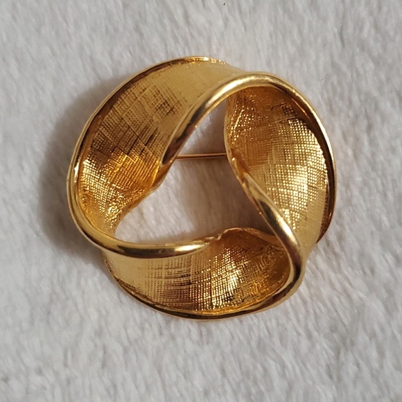 Napier Gold Tone Twisted Ribbon Brooch - Picture 8 of 8